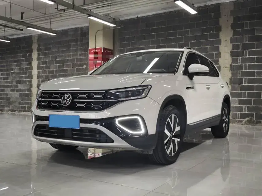 2024 VOLKSWAGEN TAYRON view 1