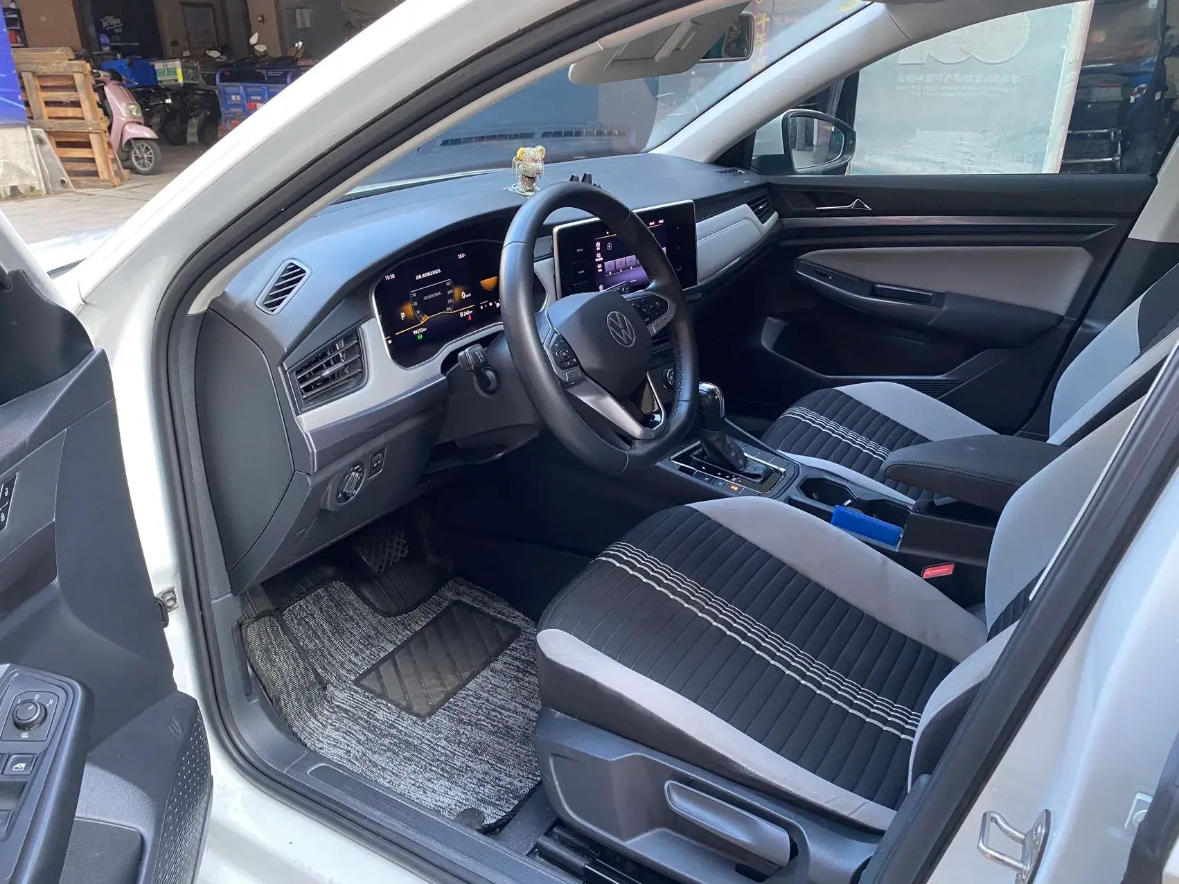 2023 VOLKSWAGEN BORA thumbnail 3