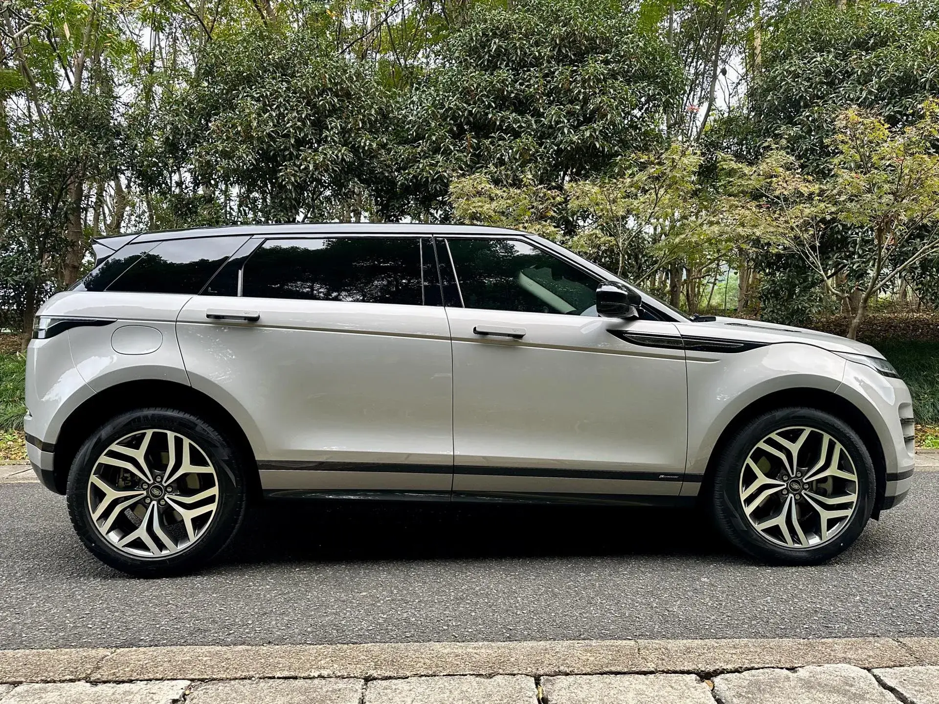 2021 LAND ROVER thumbnail 4