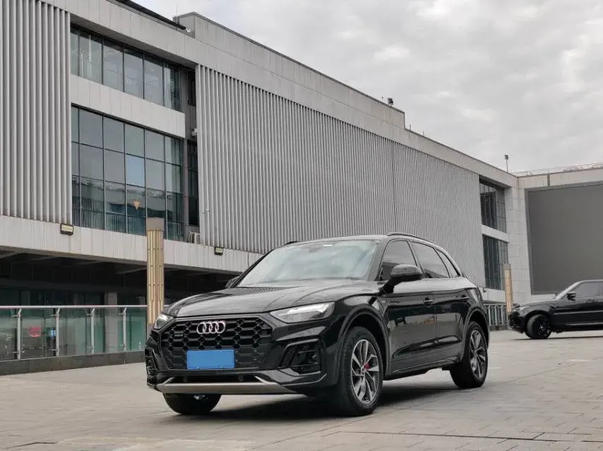 2024 AUDI Q5L view 1