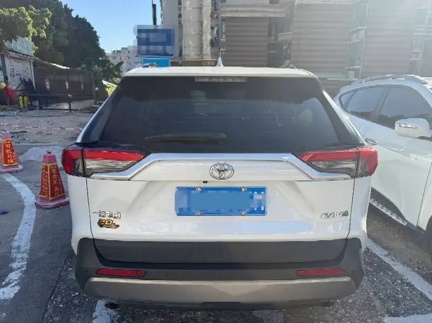 2023 TOYOTA RAV4 thumbnail 4