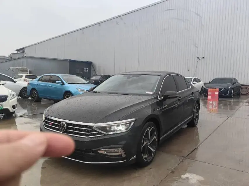 2023 VOLKSWAGEN MAGOTAN view 1