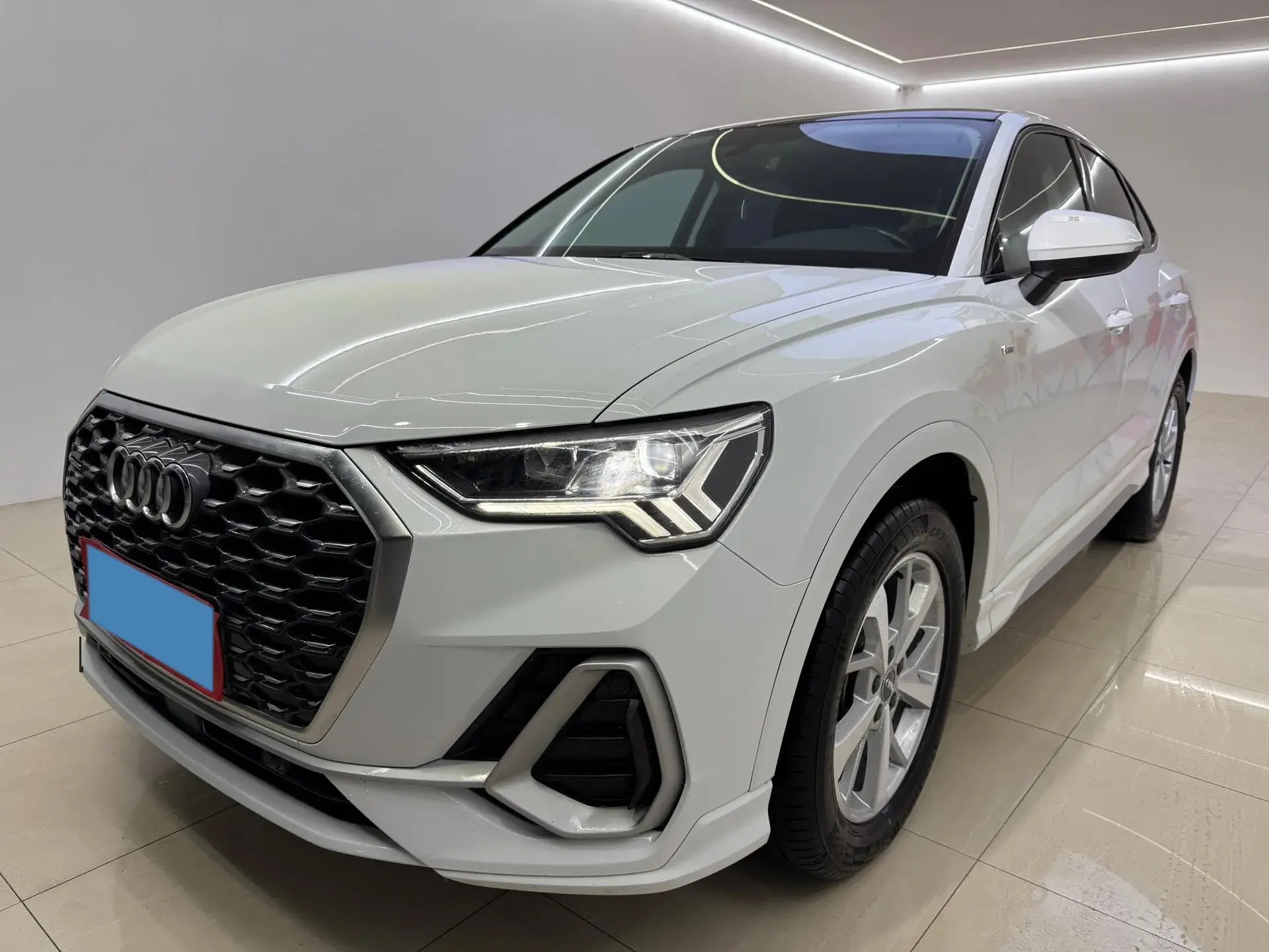 2020 AUDI Q3 view 1