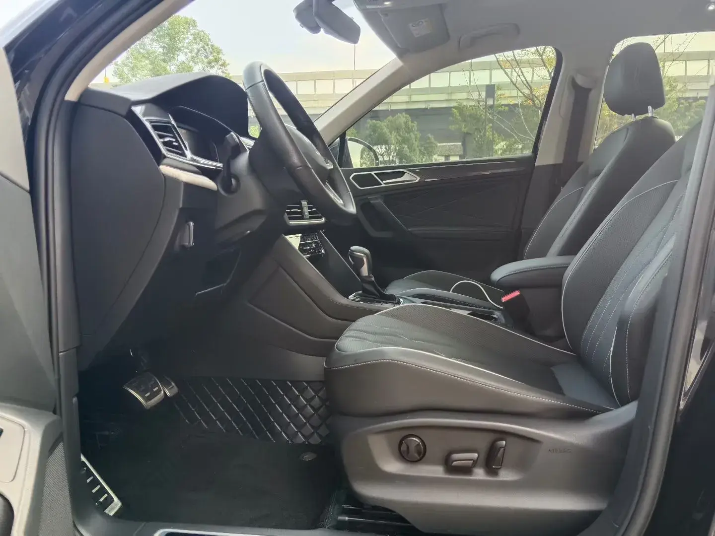 2024 VOLKSWAGEN TIGUAN thumbnail 4