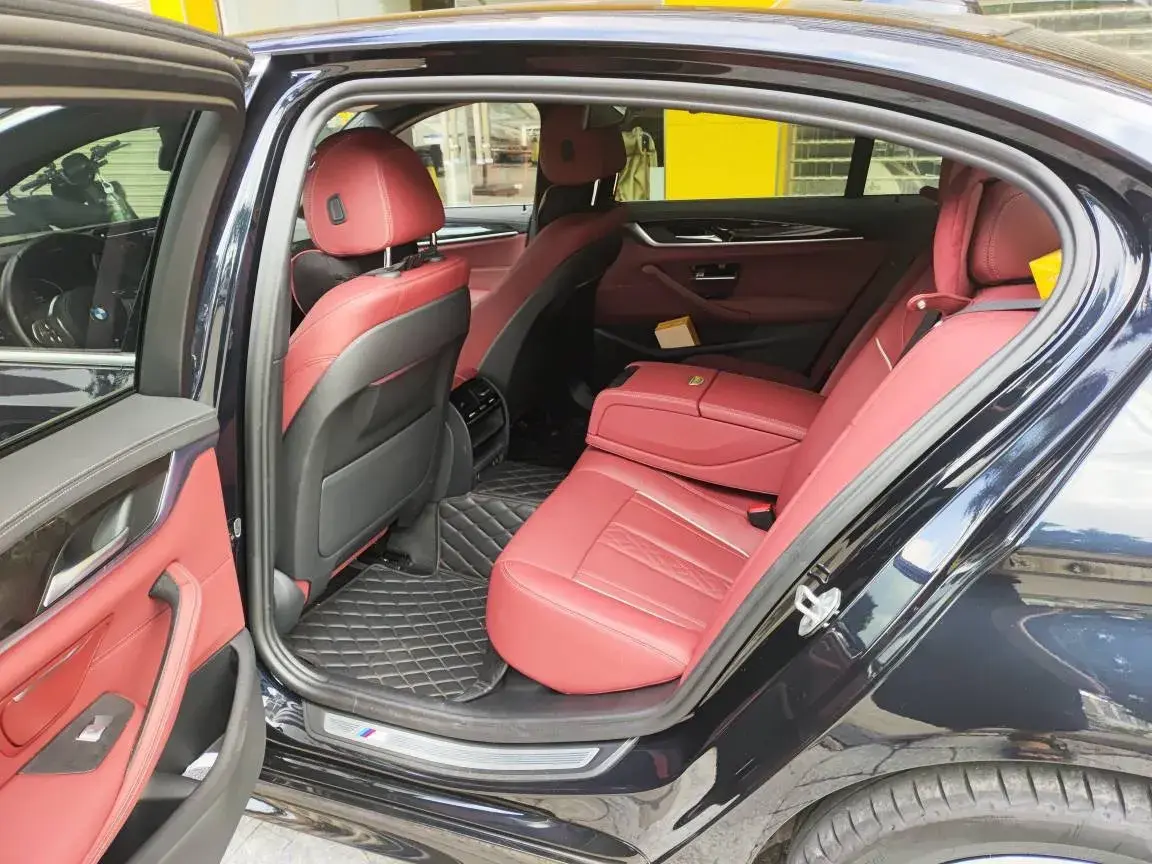 2022 BMW 5 thumbnail 4