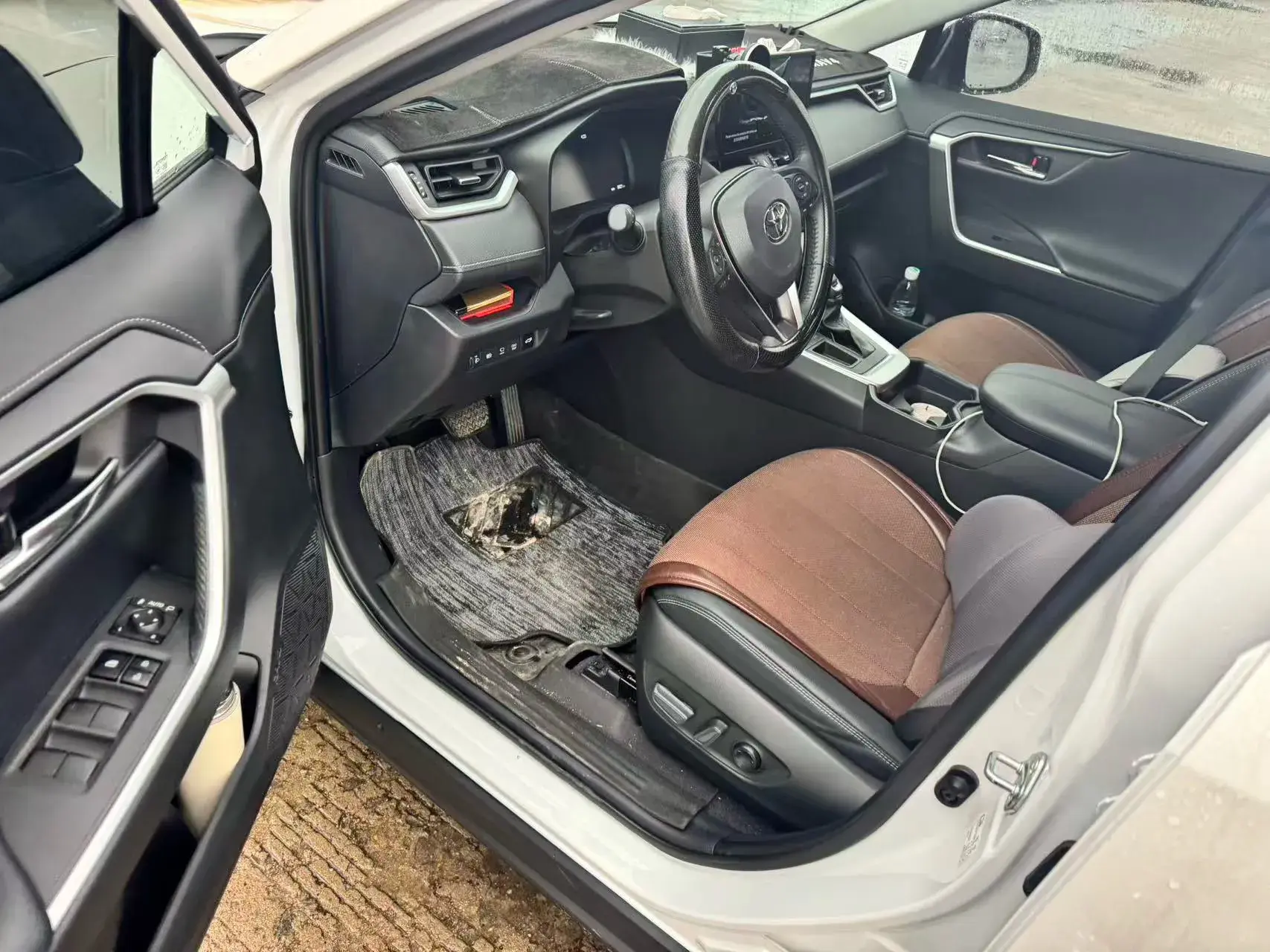 2023 TOYOTA RAV4 thumbnail 4