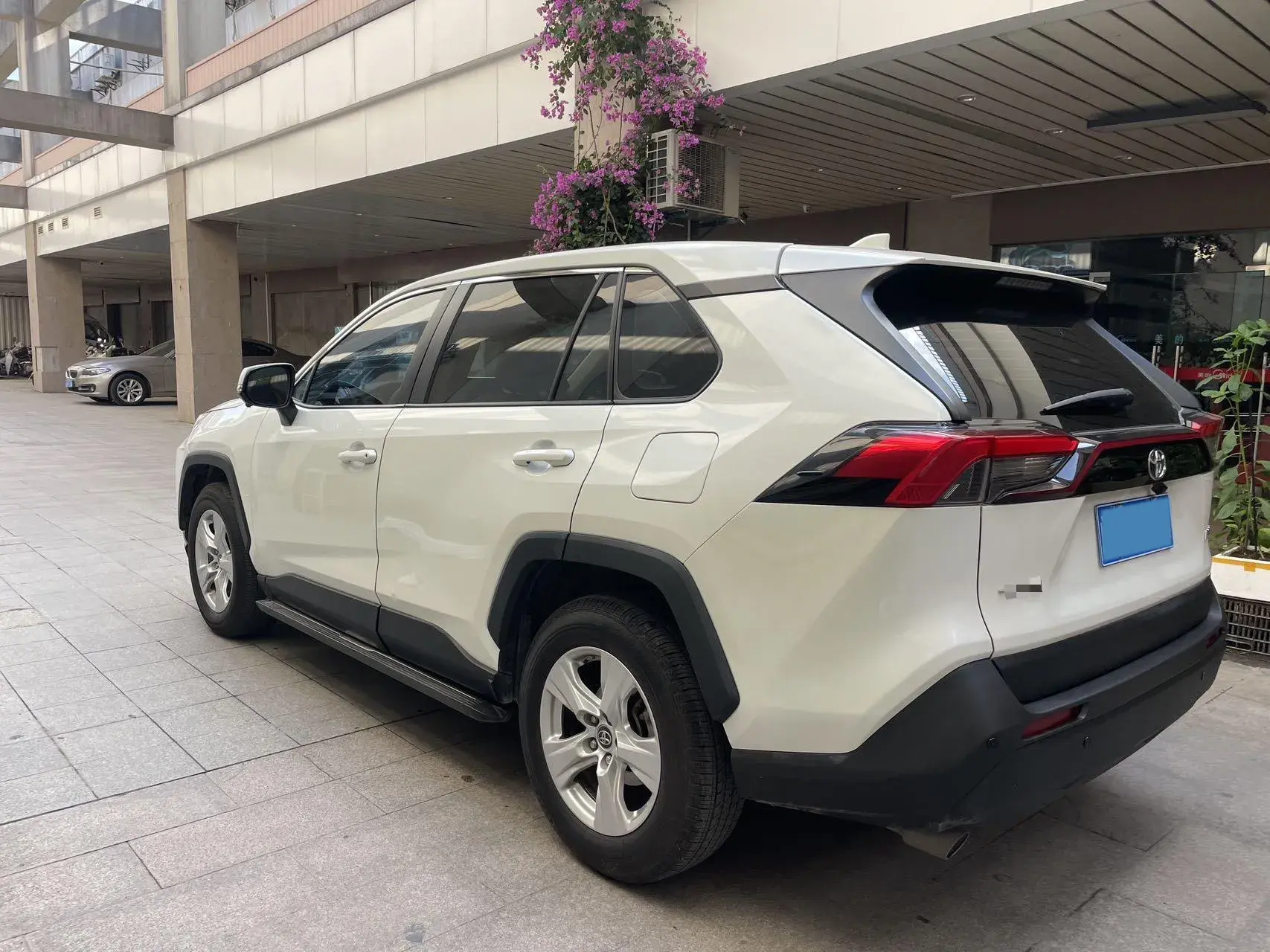 2020 TOYOTA RAV4 thumbnail 4