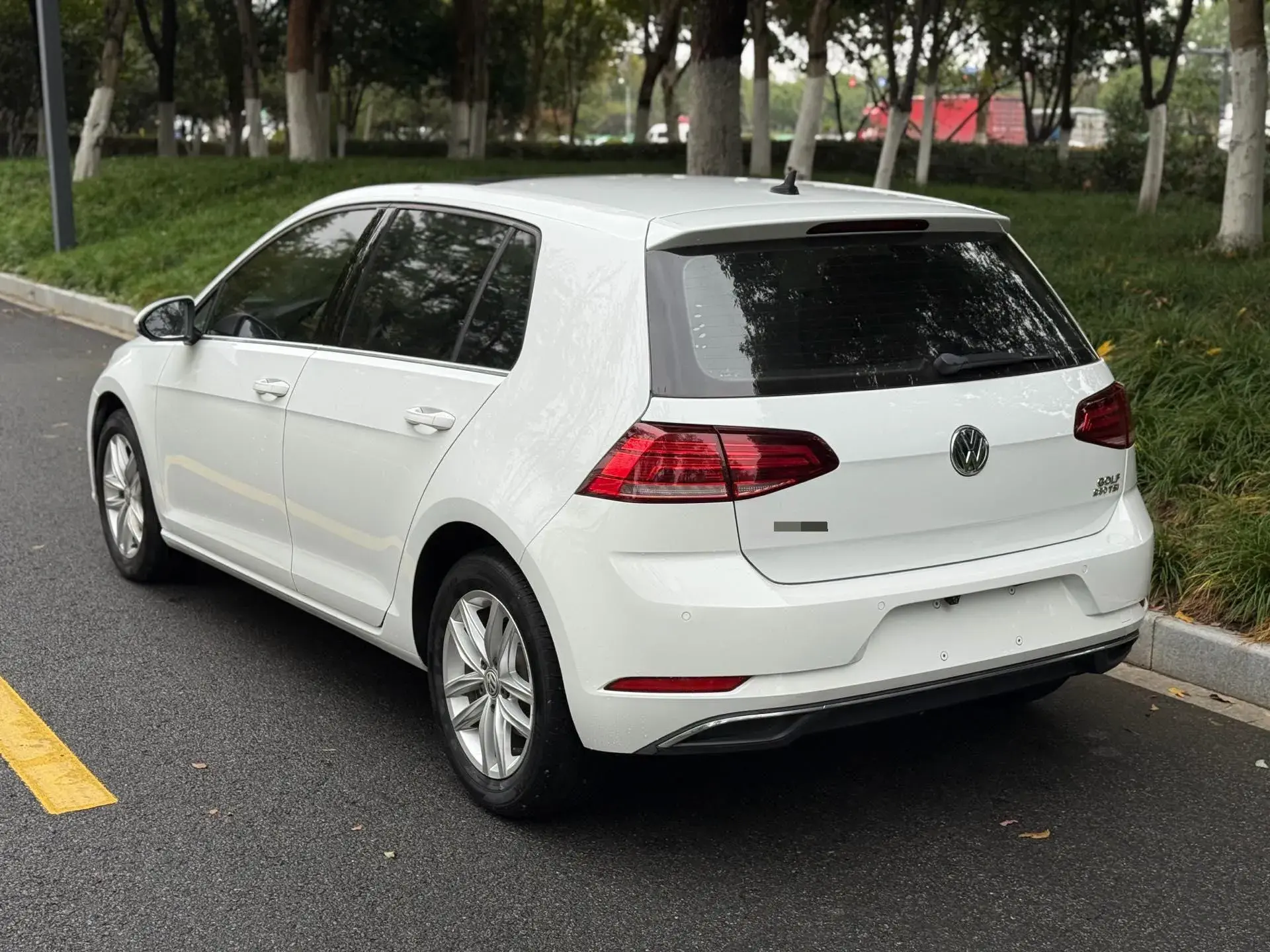 2019 VOLKSWAGEN GOLF thumbnail 3