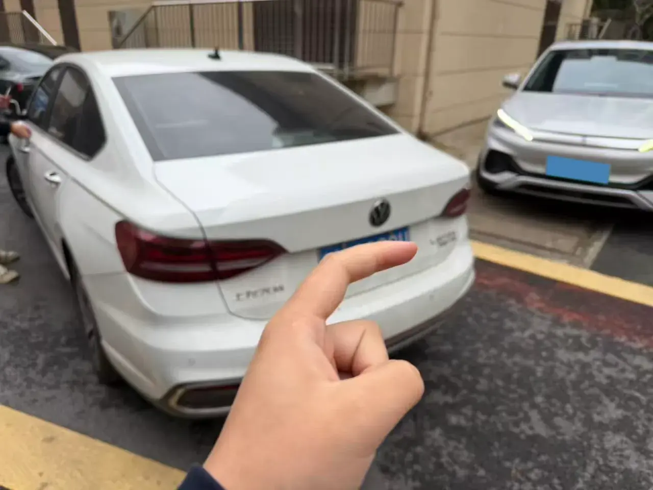 2023 VOLKSWAGEN LAVIDA thumbnail 2