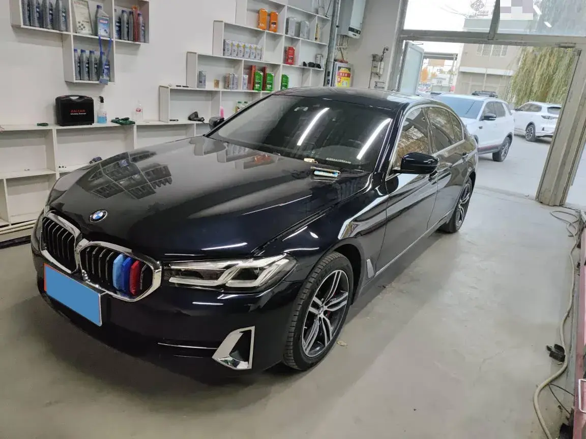 2022 BMW 5 view 1