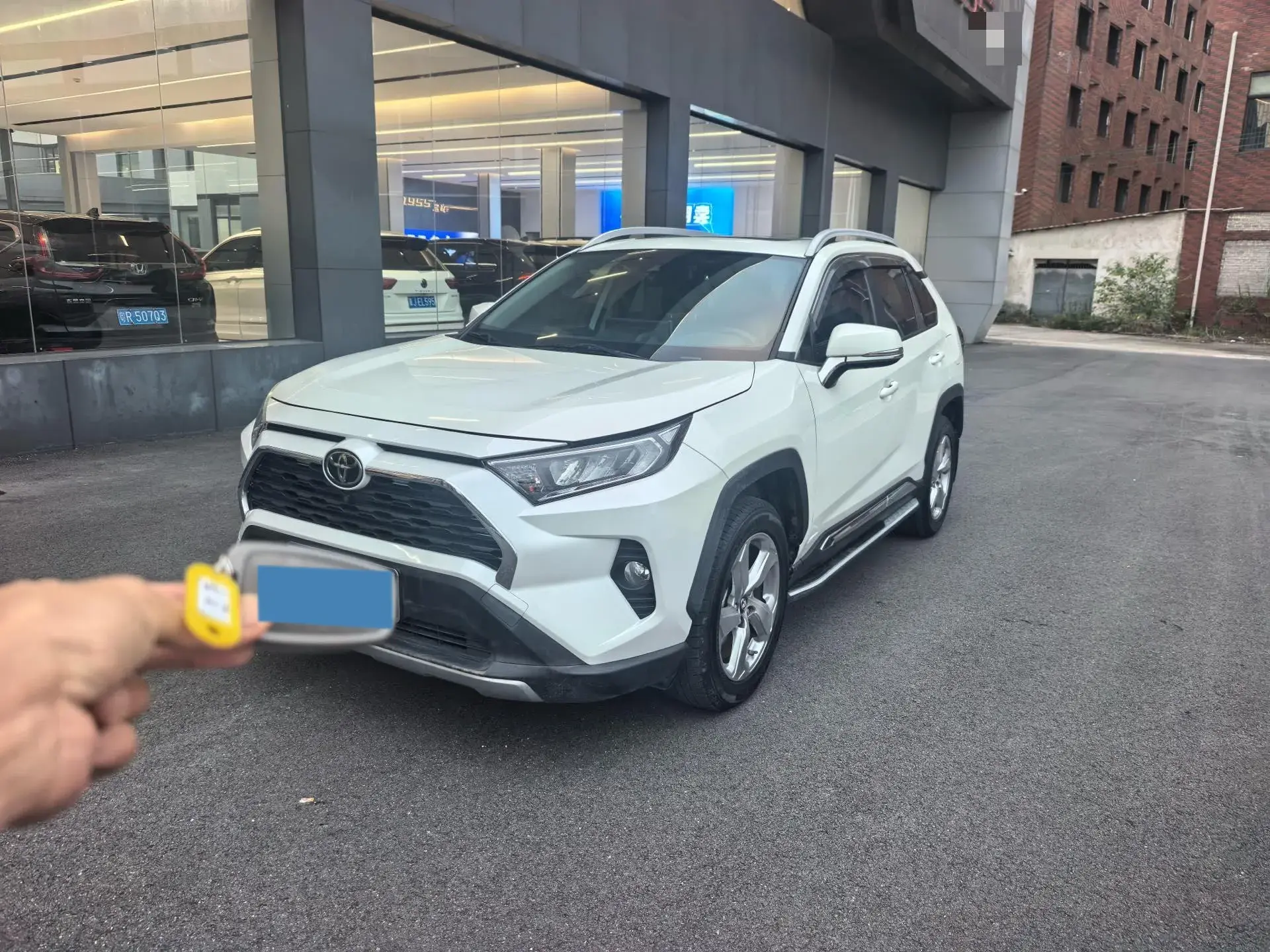 2020 TOYOTA RAV4 view 1