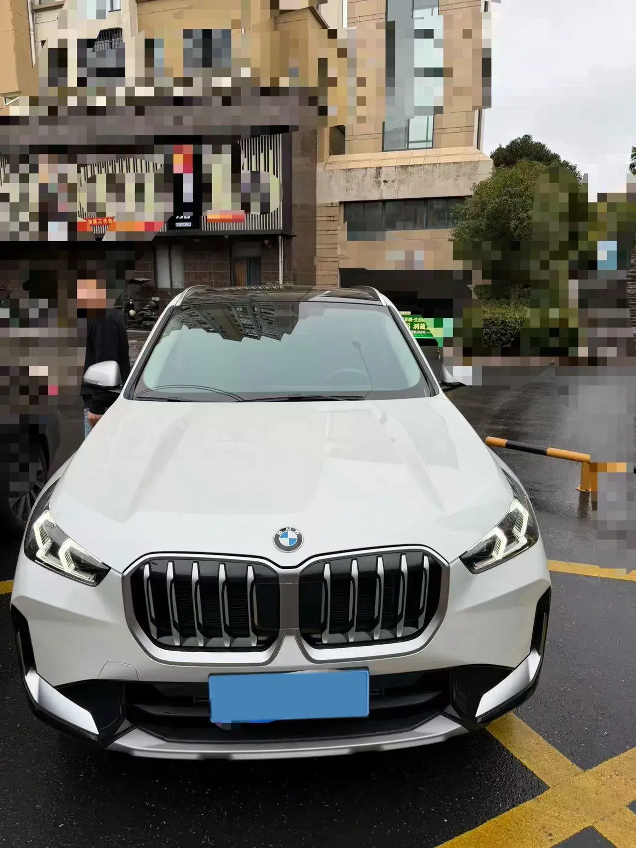 2023 BMW X1 thumbnail 2