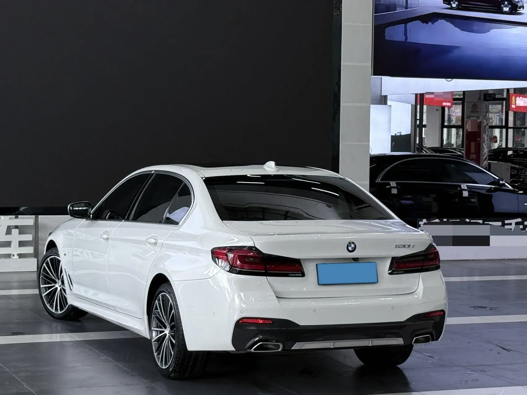 2021 BMW 5 thumbnail 4