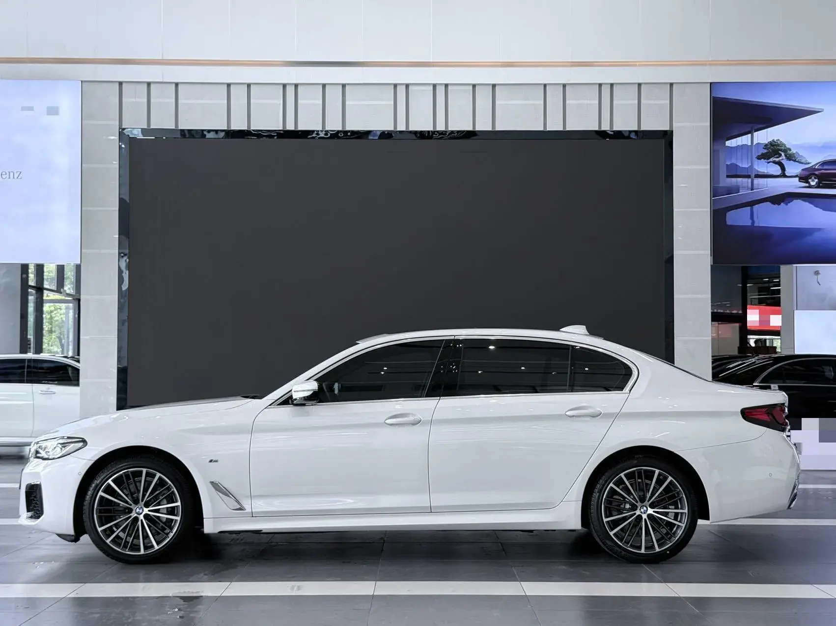 2021 BMW 5 thumbnail 3