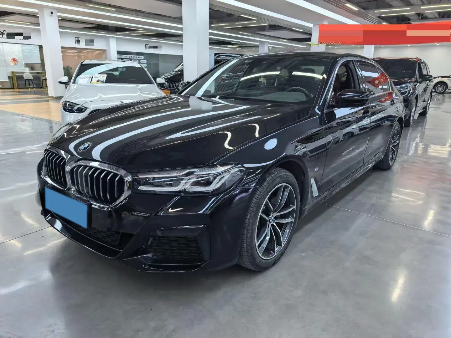 2022 BMW 5 view 1