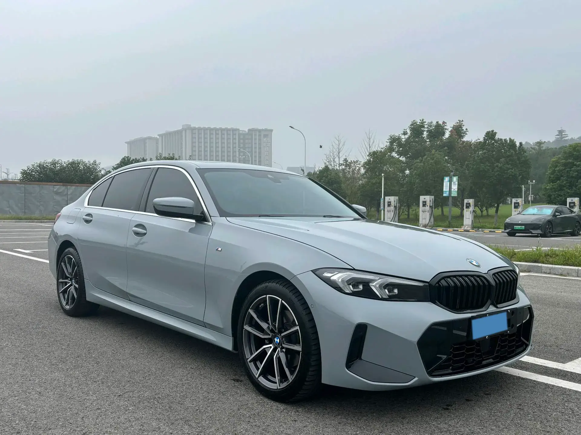 2025 BMW 3 thumbnail 4