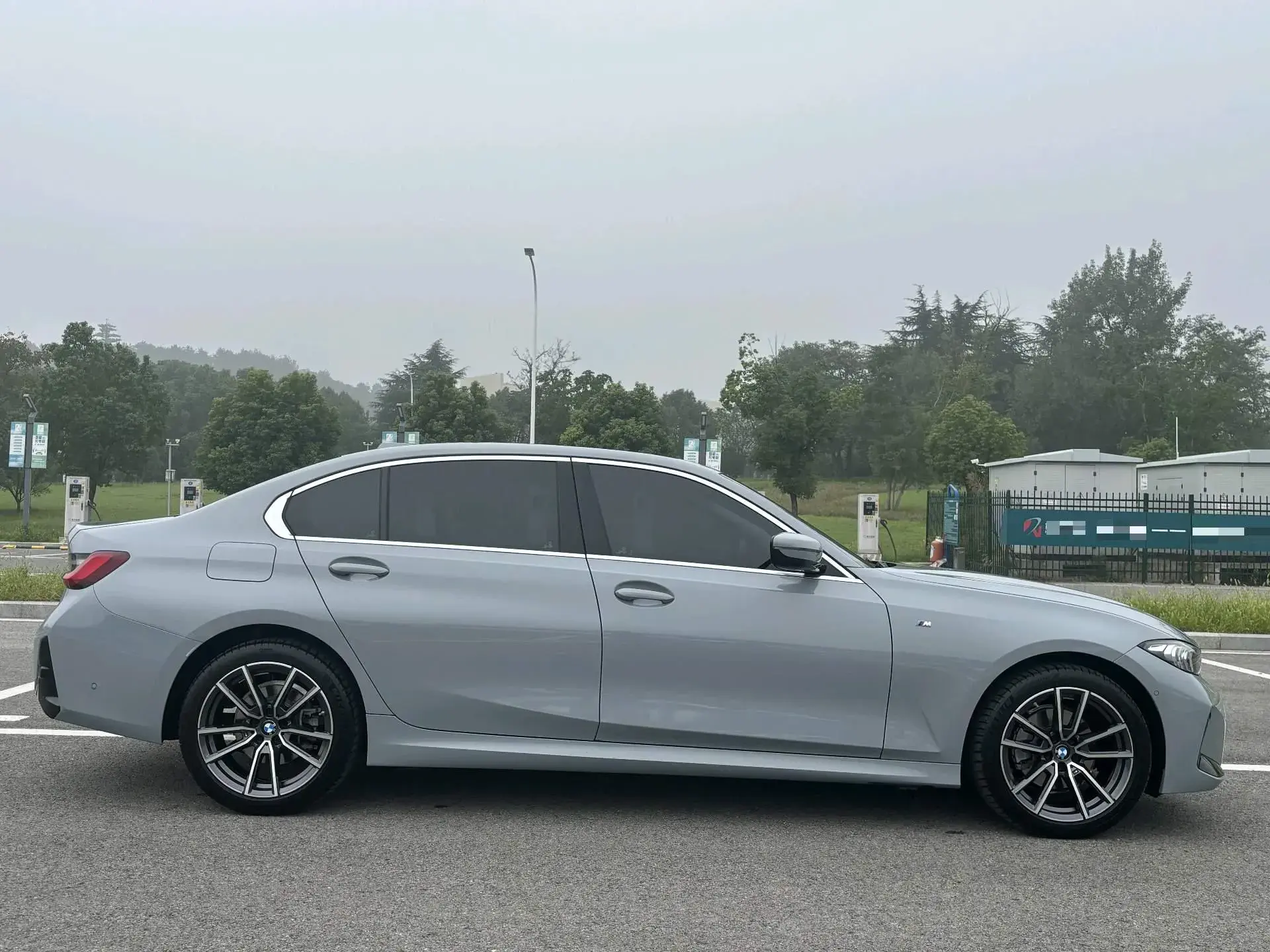 2025 BMW 3 thumbnail 2