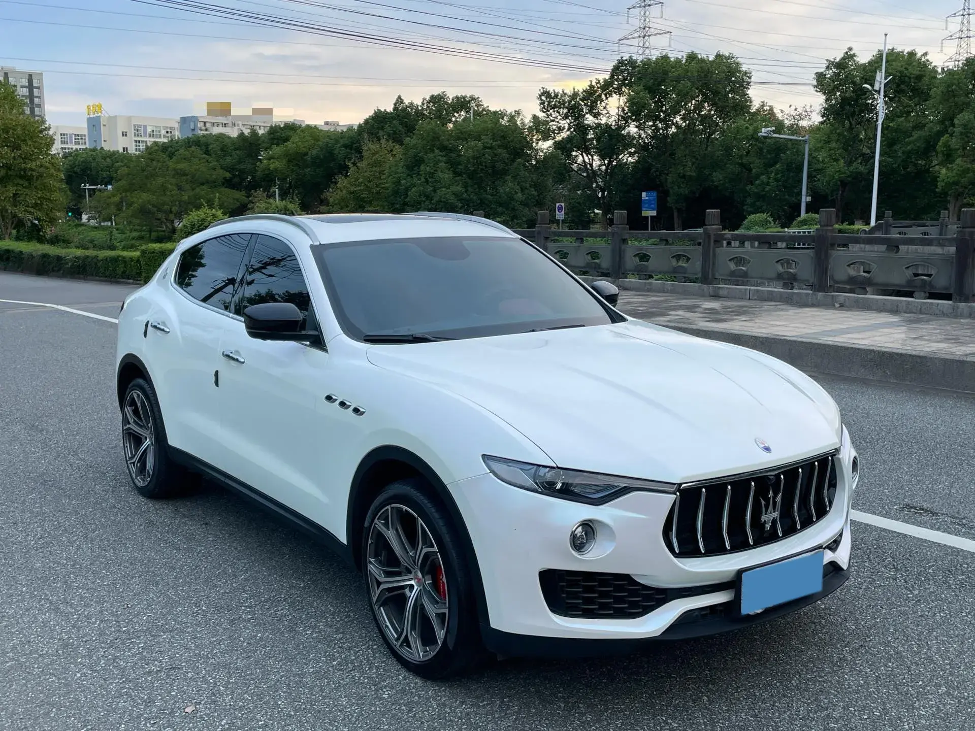 2020 MASERATI LEVANTE thumbnail 3