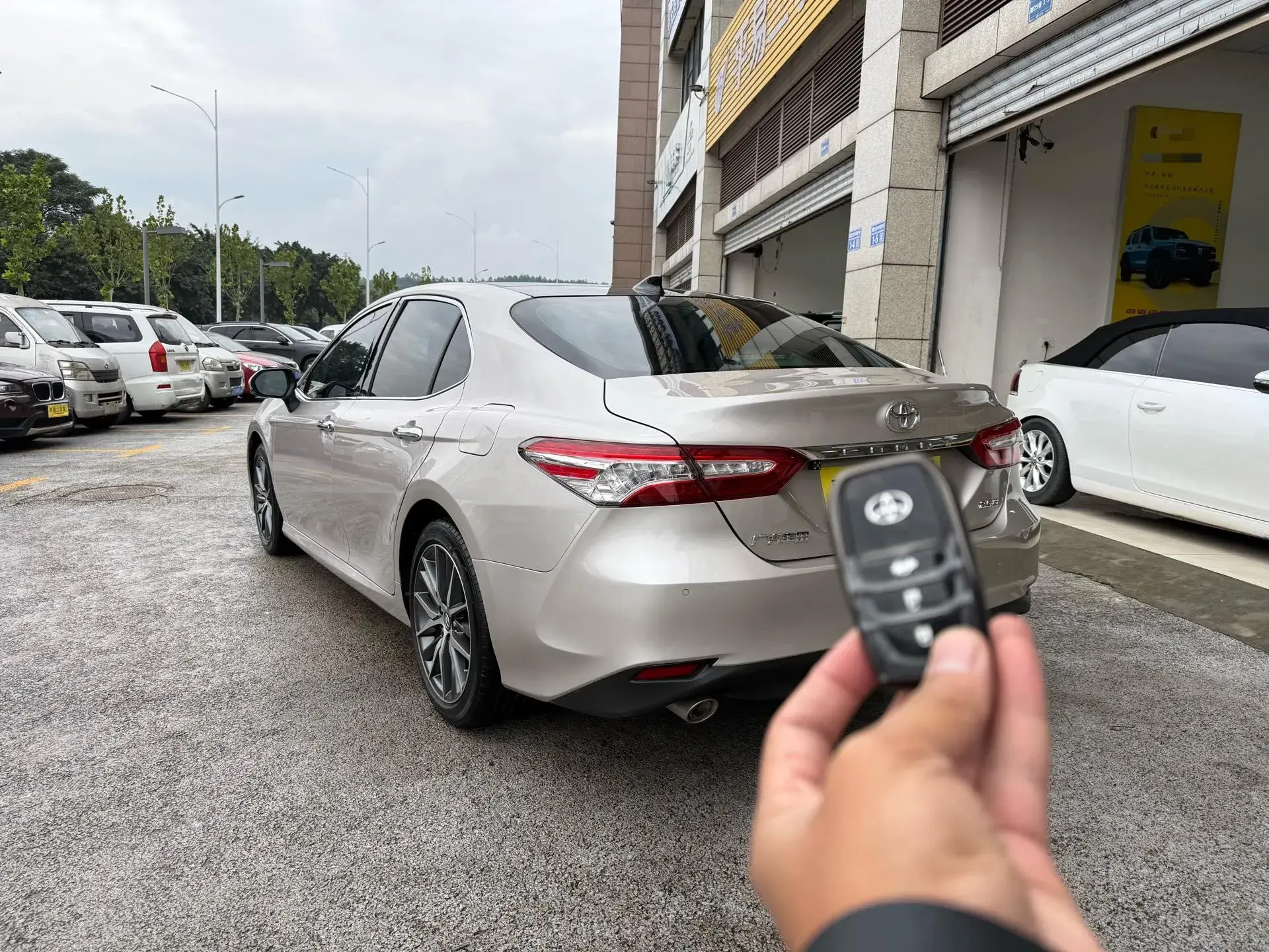 2021 TOYOTA CAMRY thumbnail 4