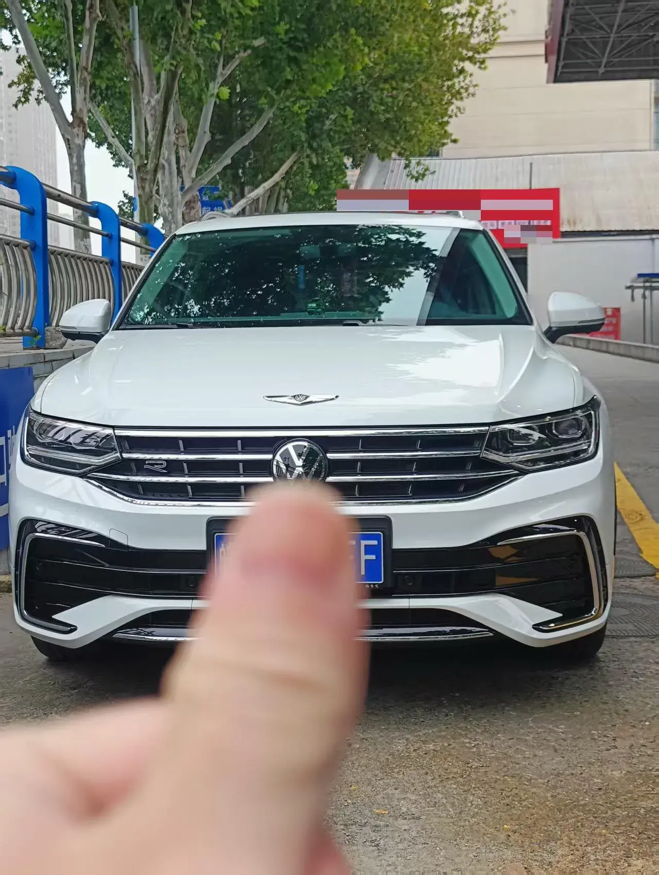 2024 VOLKSWAGEN TIGUAN thumbnail 3