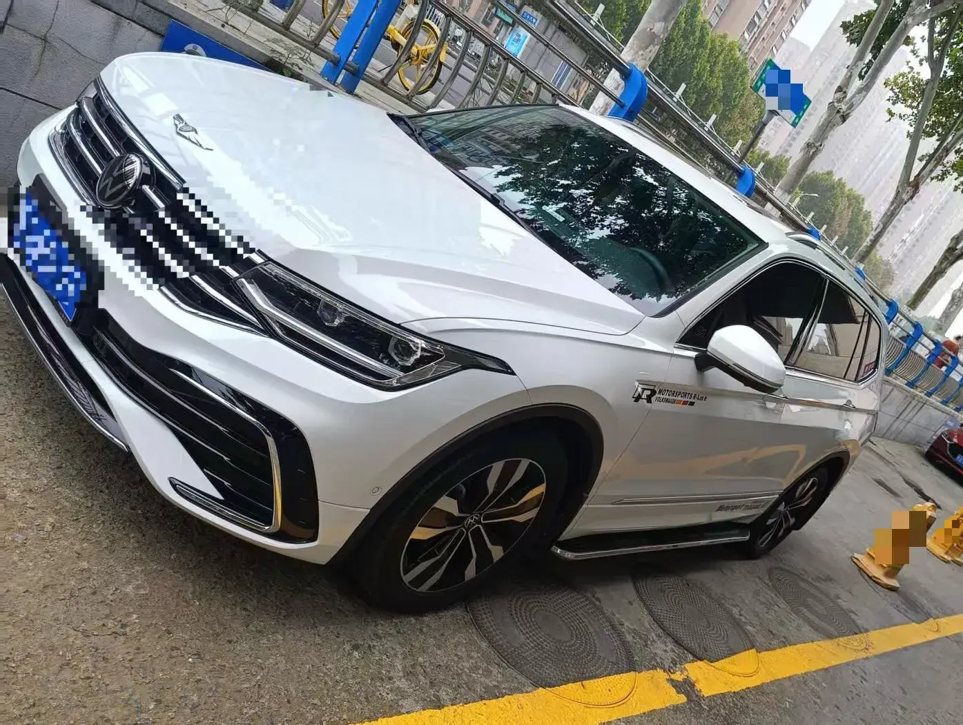 2024 VOLKSWAGEN TIGUAN view 1