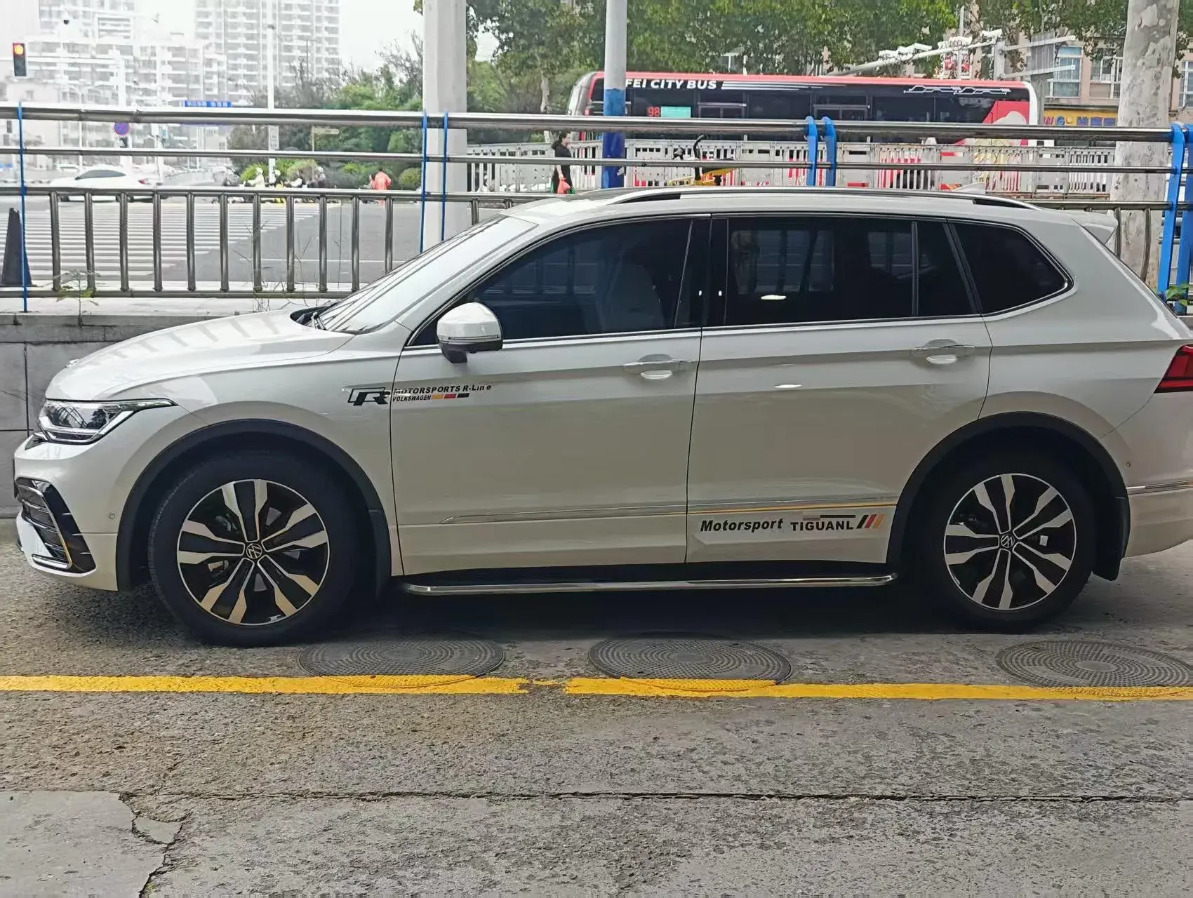 2024 VOLKSWAGEN TIGUAN thumbnail 2