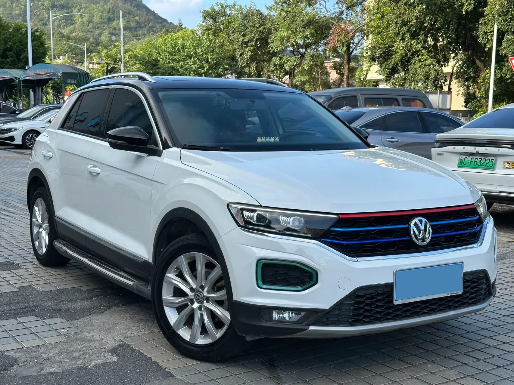 2018 VOLKSWAGEN T-ROC thumbnail 3