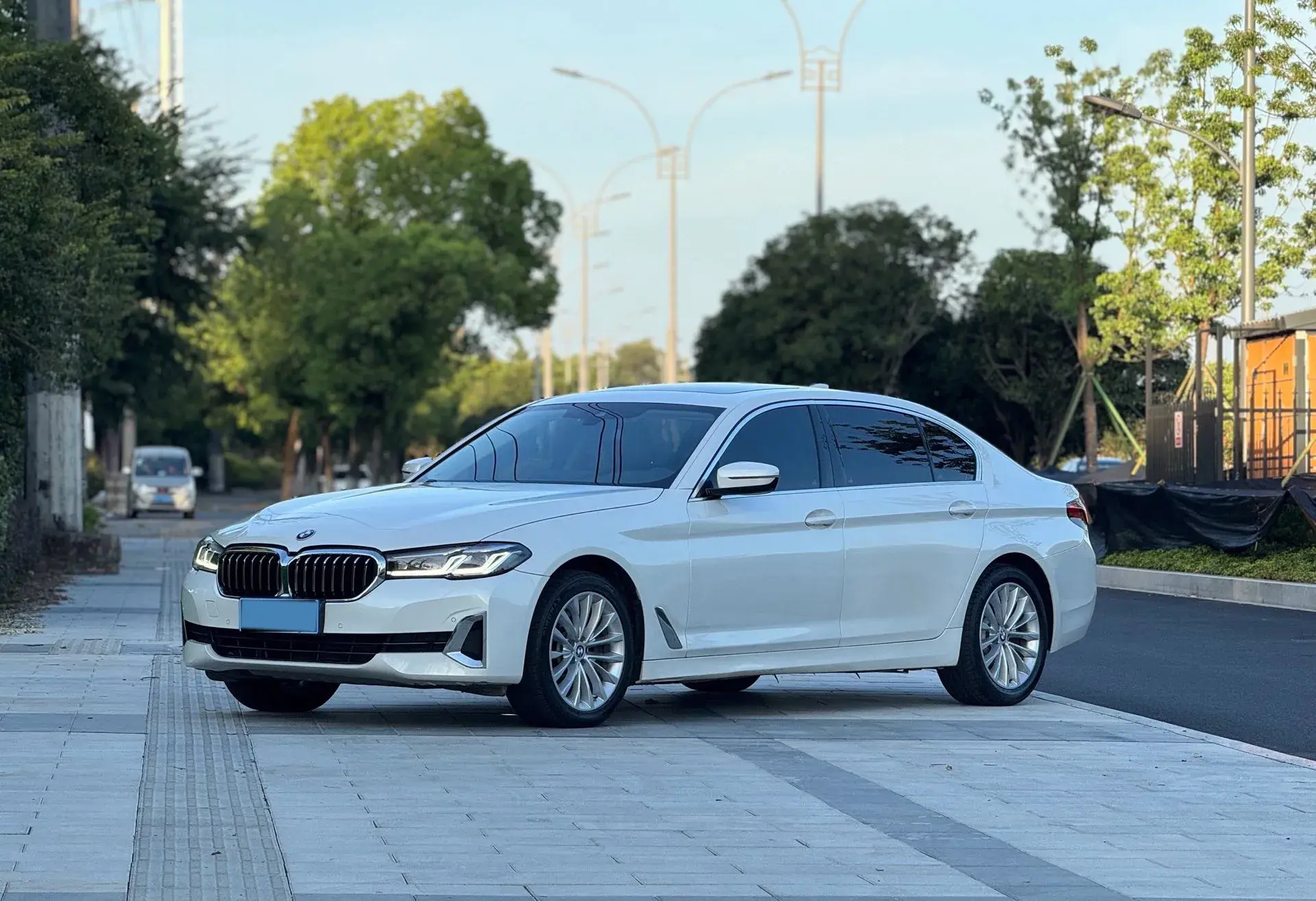 2021 BMW 5 view 1