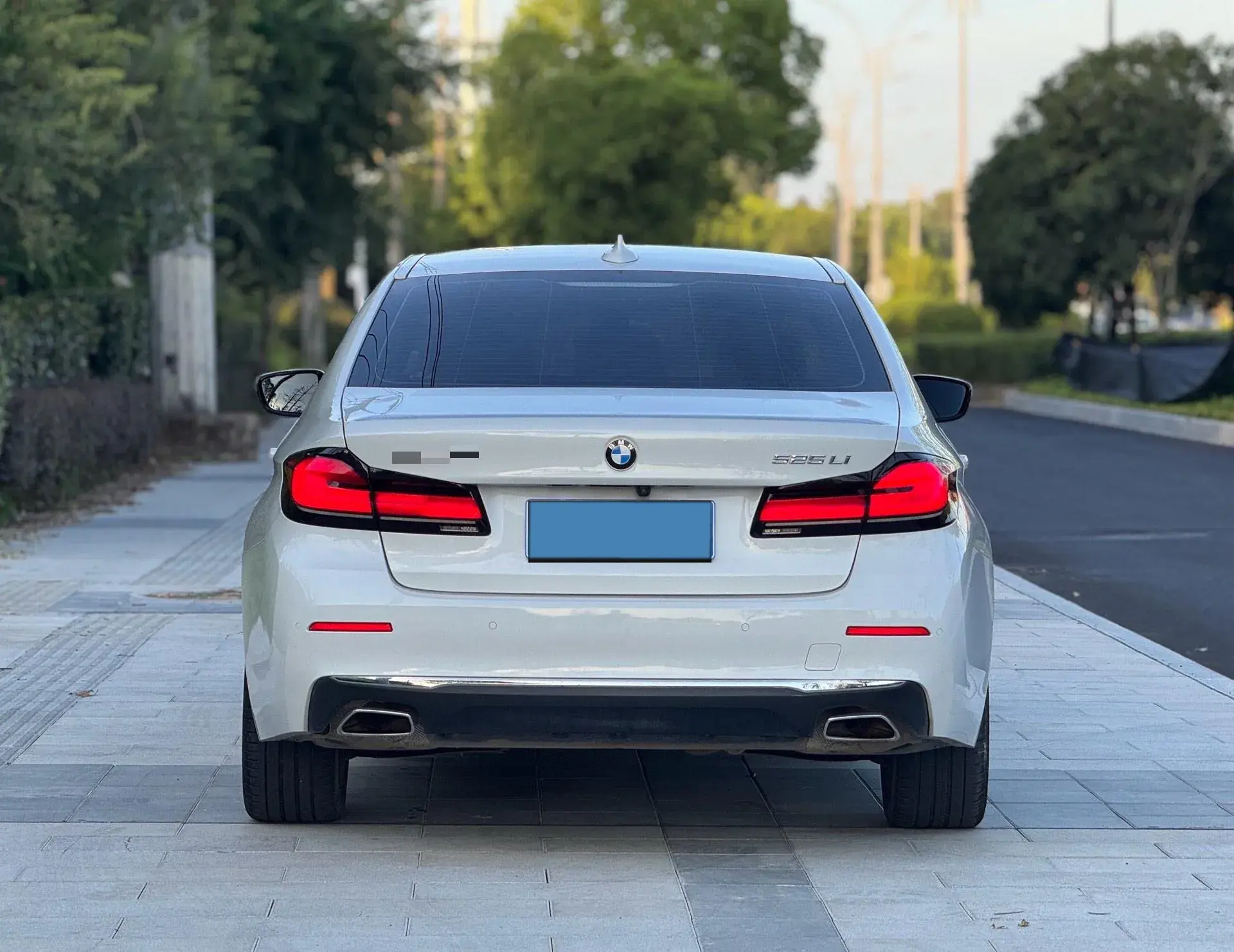 2021 BMW 5 thumbnail 3