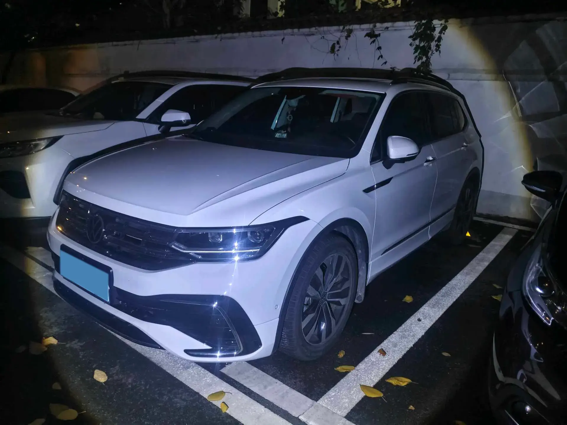 2024 VOLKSWAGEN TIGUAN view 1