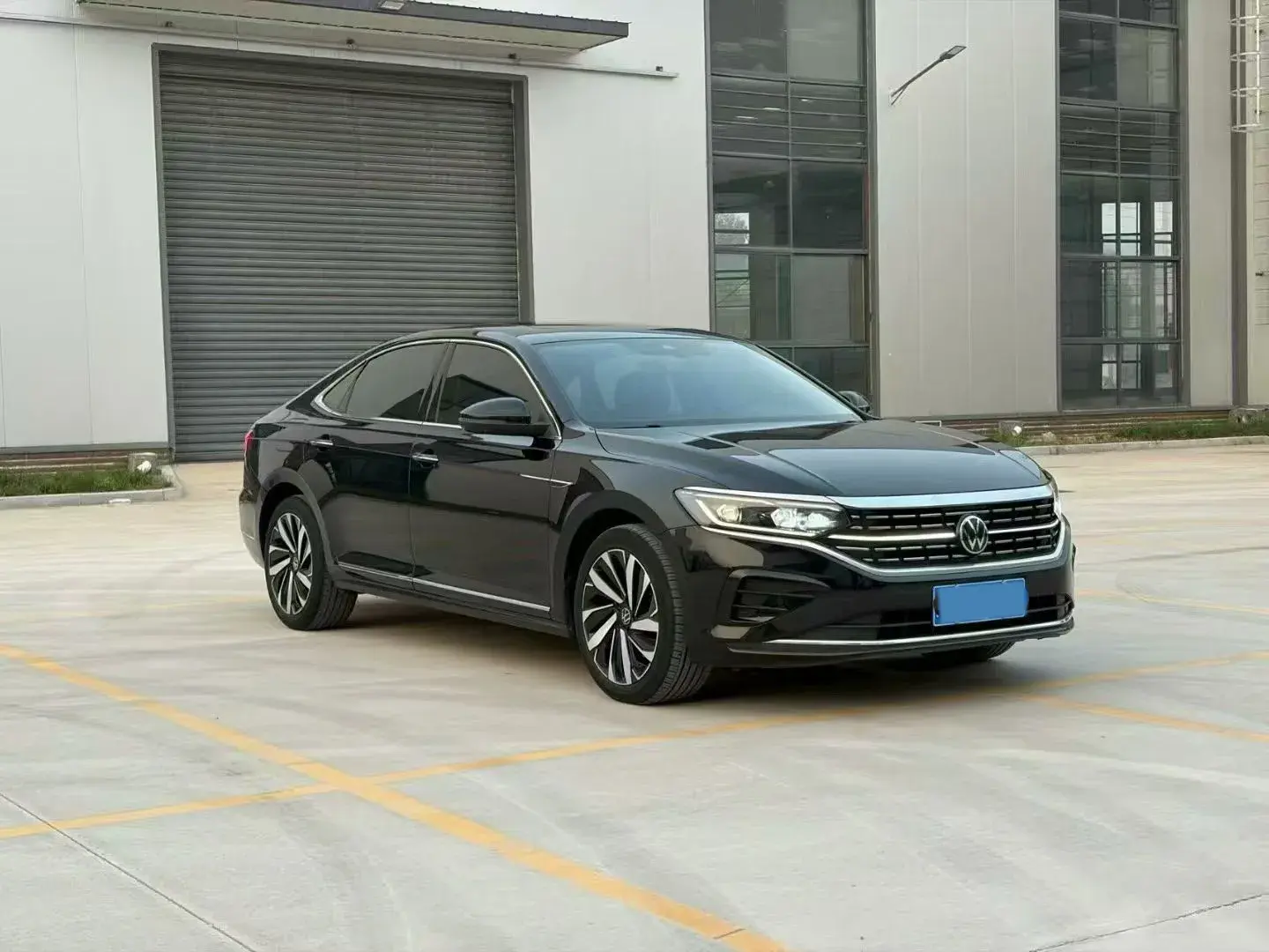 2023 VOLKSWAGEN PASSAT thumbnail 3