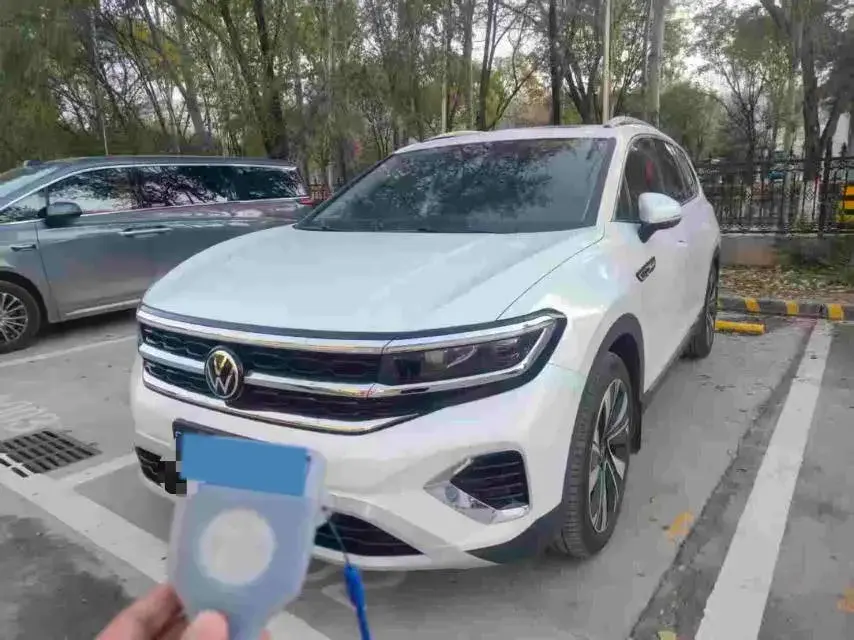 2025 VOLKSWAGEN TALAGON view 1