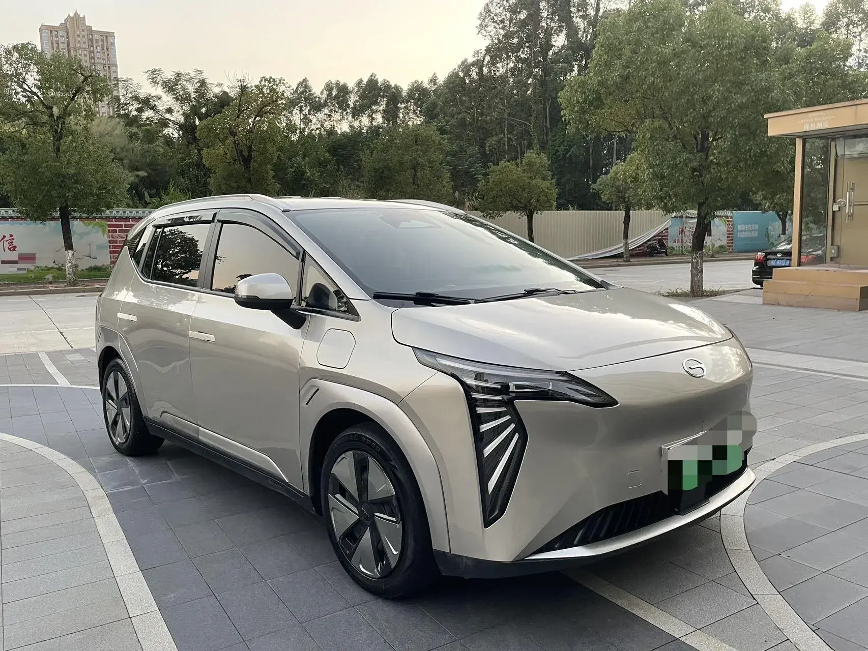 2023 AION Y thumbnail 3