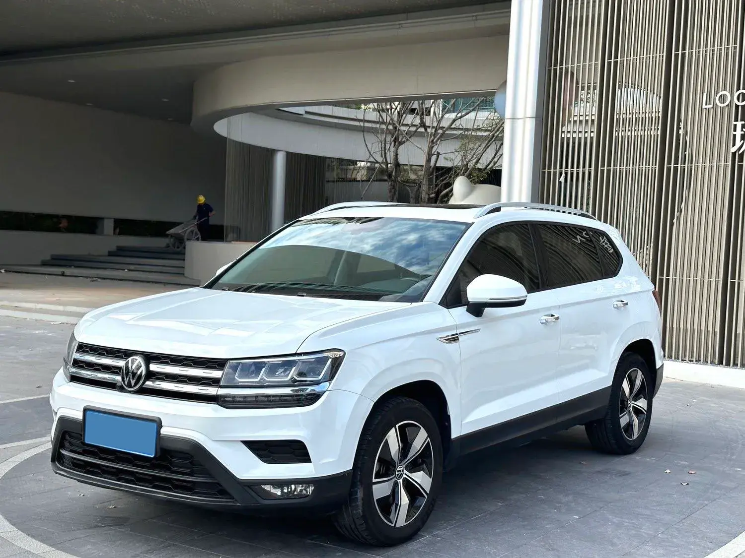 2020 VOLKSWAGEN THARU view 1