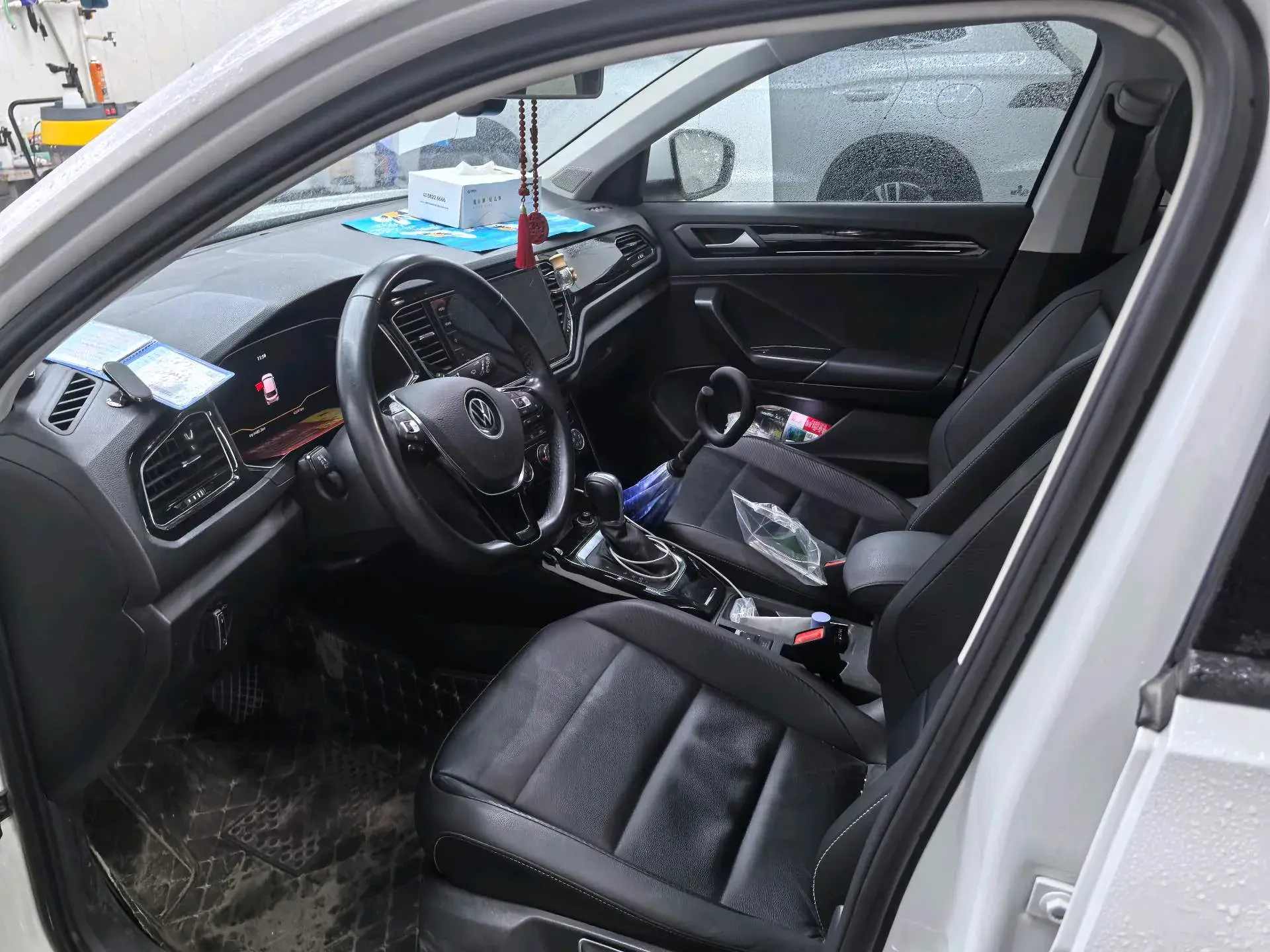 2021 VOLKSWAGEN T-ROC thumbnail 3