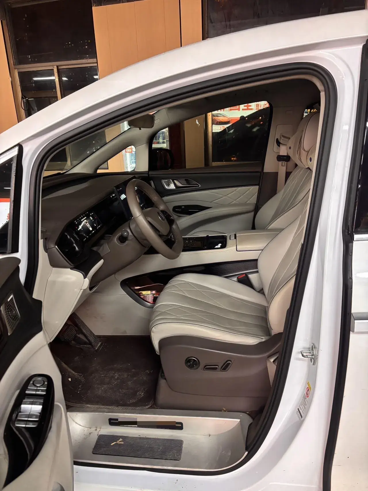 2022 DENZA D9 thumbnail 3