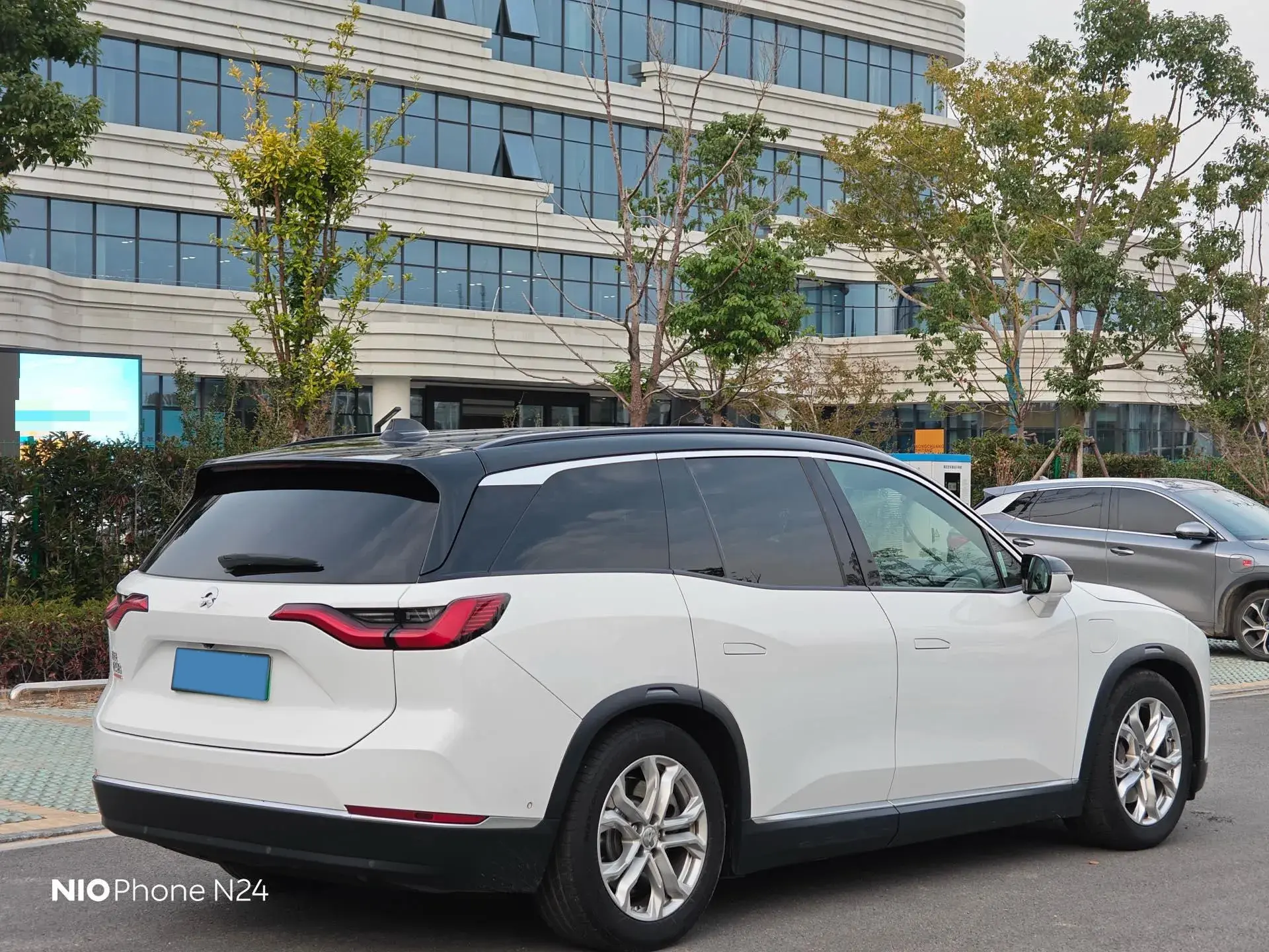 2020 NIO ES8 thumbnail 3