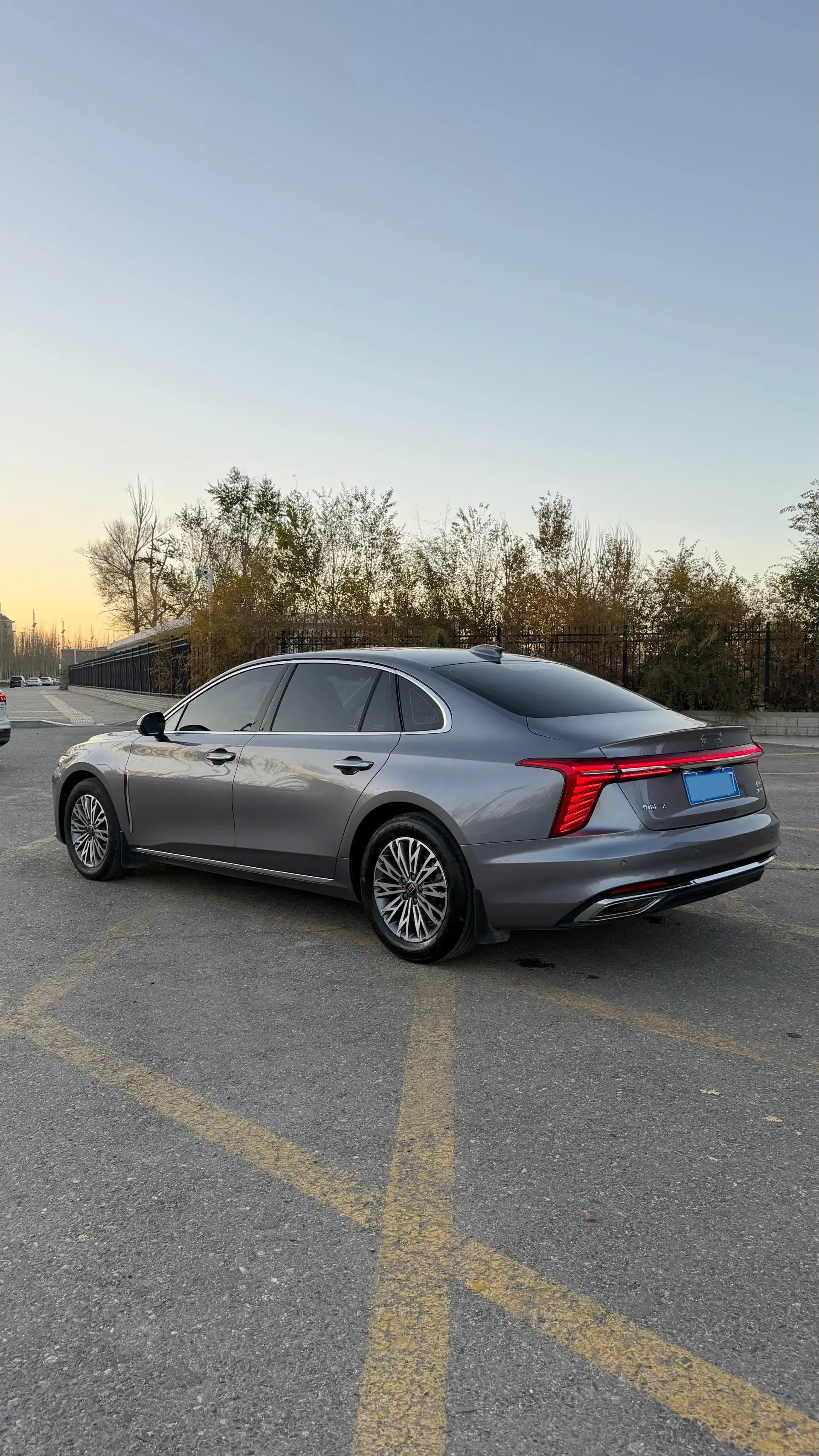 2023 HONGQI H5 thumbnail 3