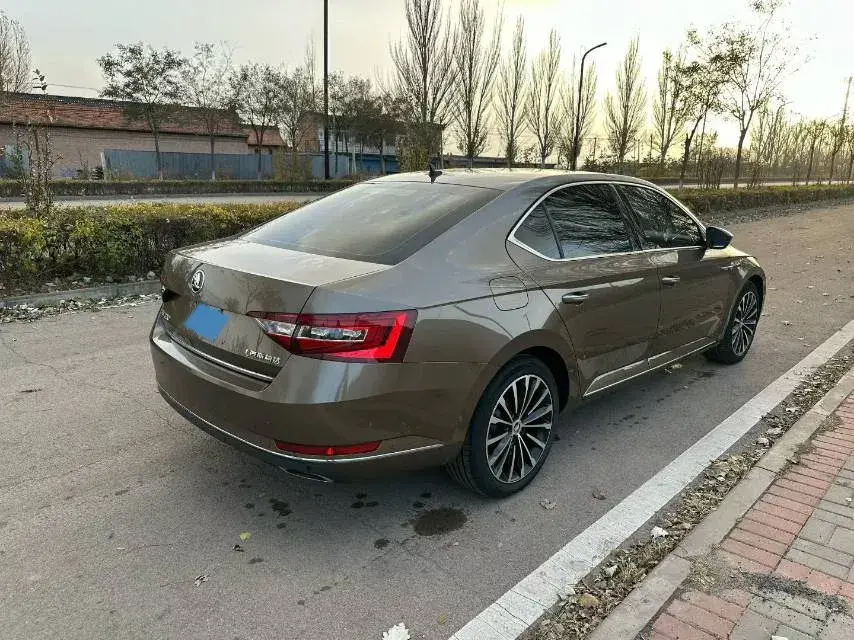 2016 SKODA SUPERB thumbnail 4