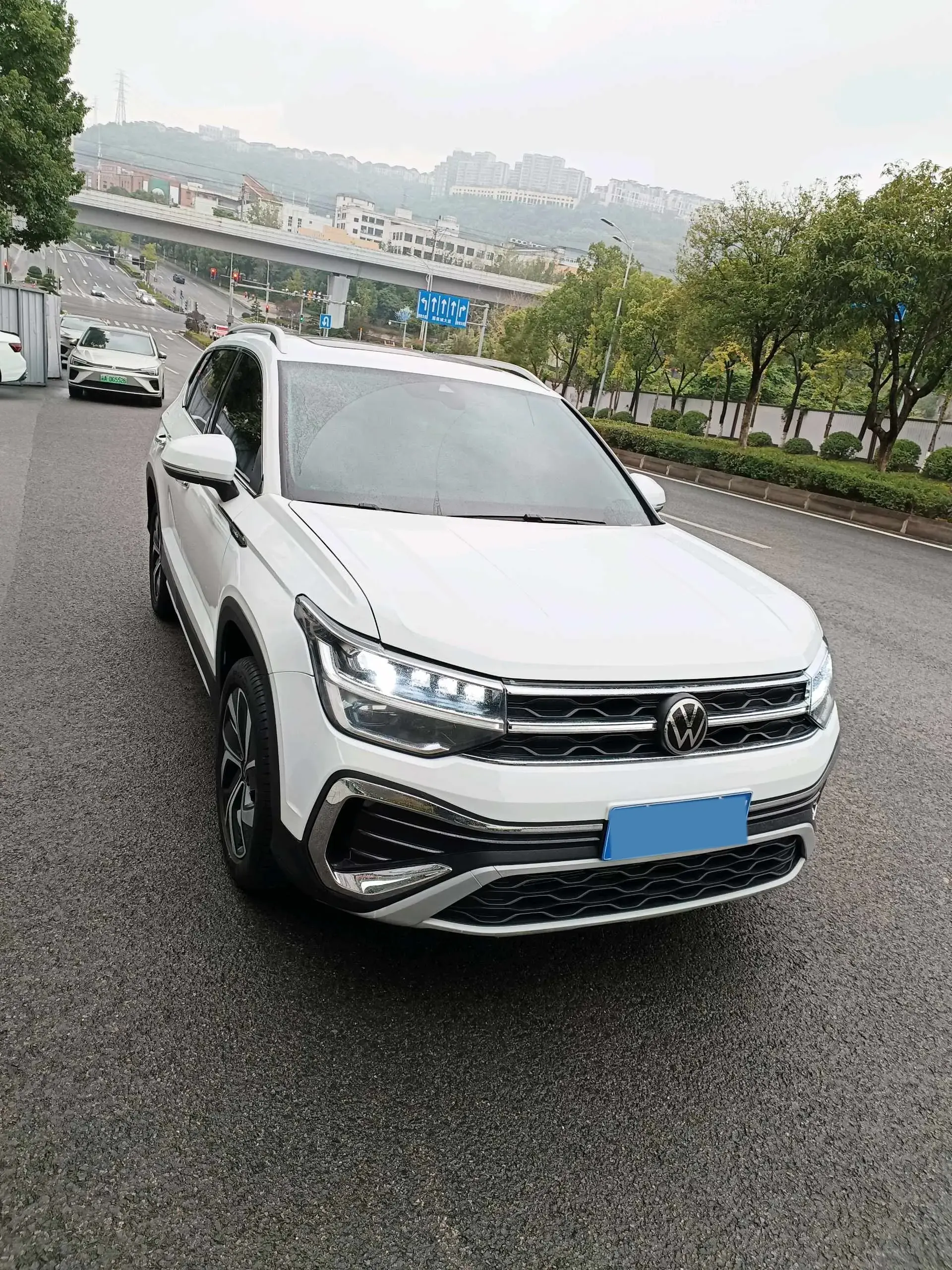 2024 VOLKSWAGEN THARU thumbnail 2