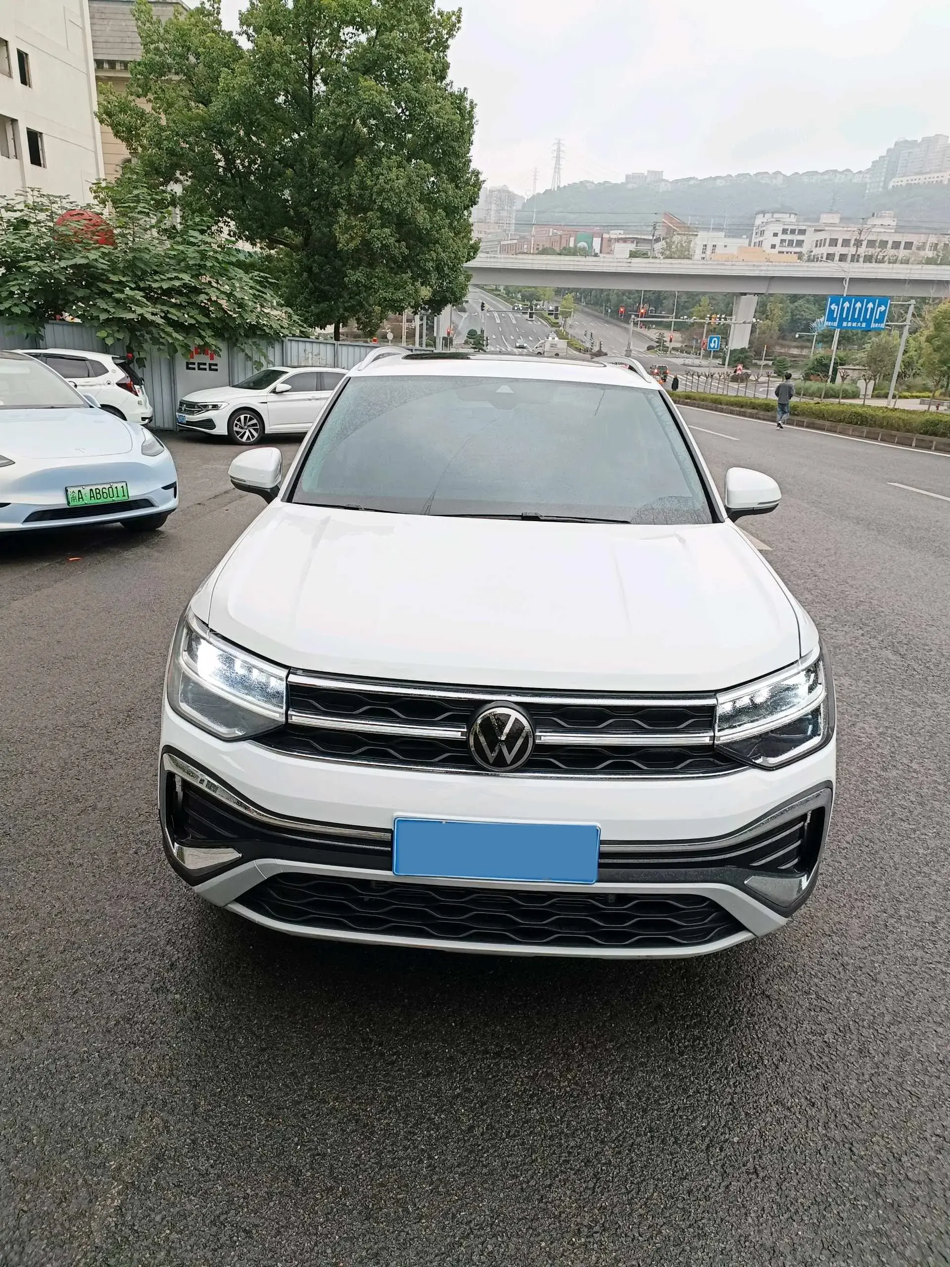 2024 VOLKSWAGEN THARU thumbnail 3