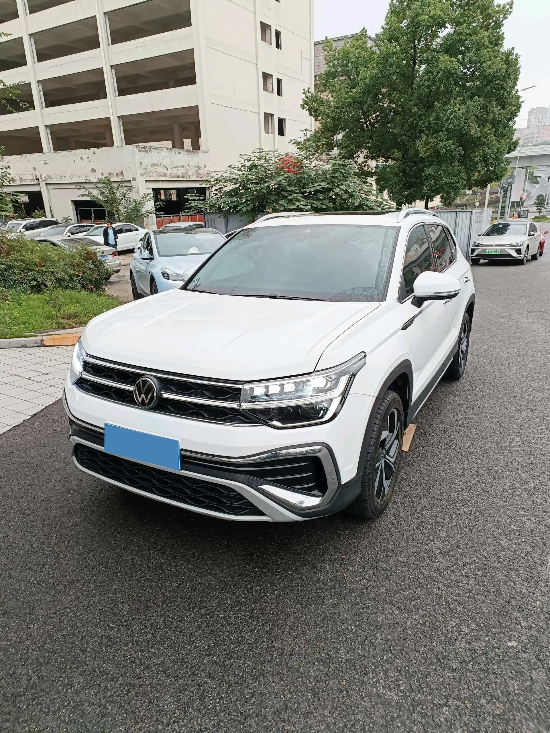 2024 VOLKSWAGEN THARU view 1