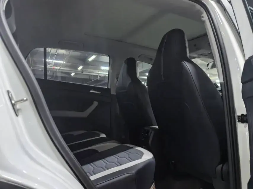 2025 VOLKSWAGEN THARU thumbnail 4