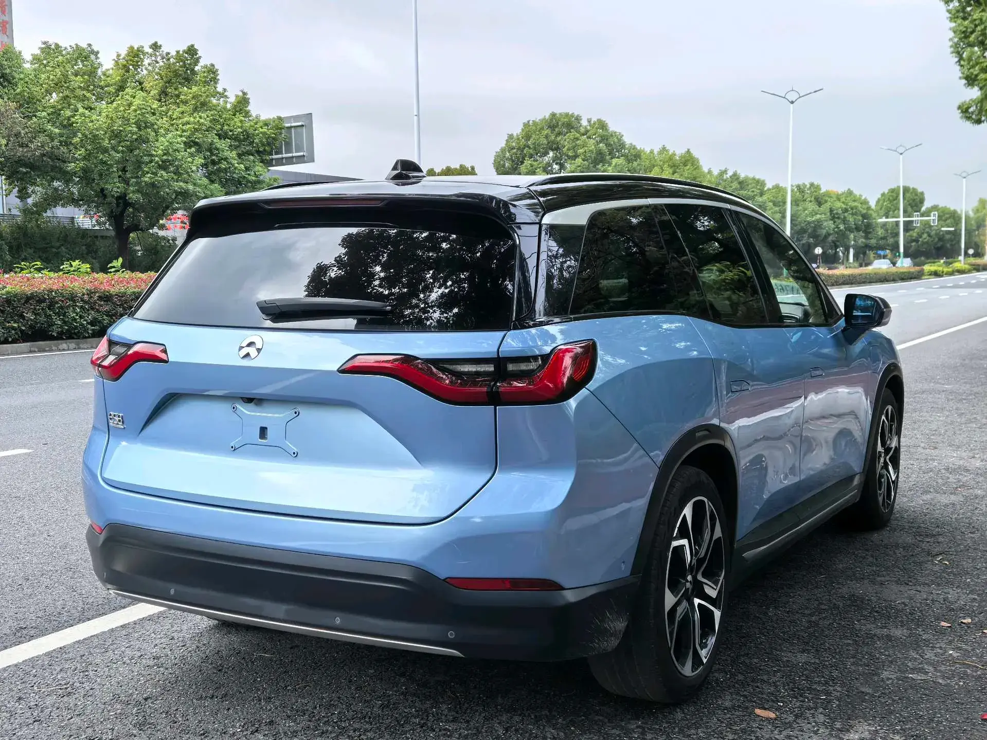 2018 NIO ES8 thumbnail 4