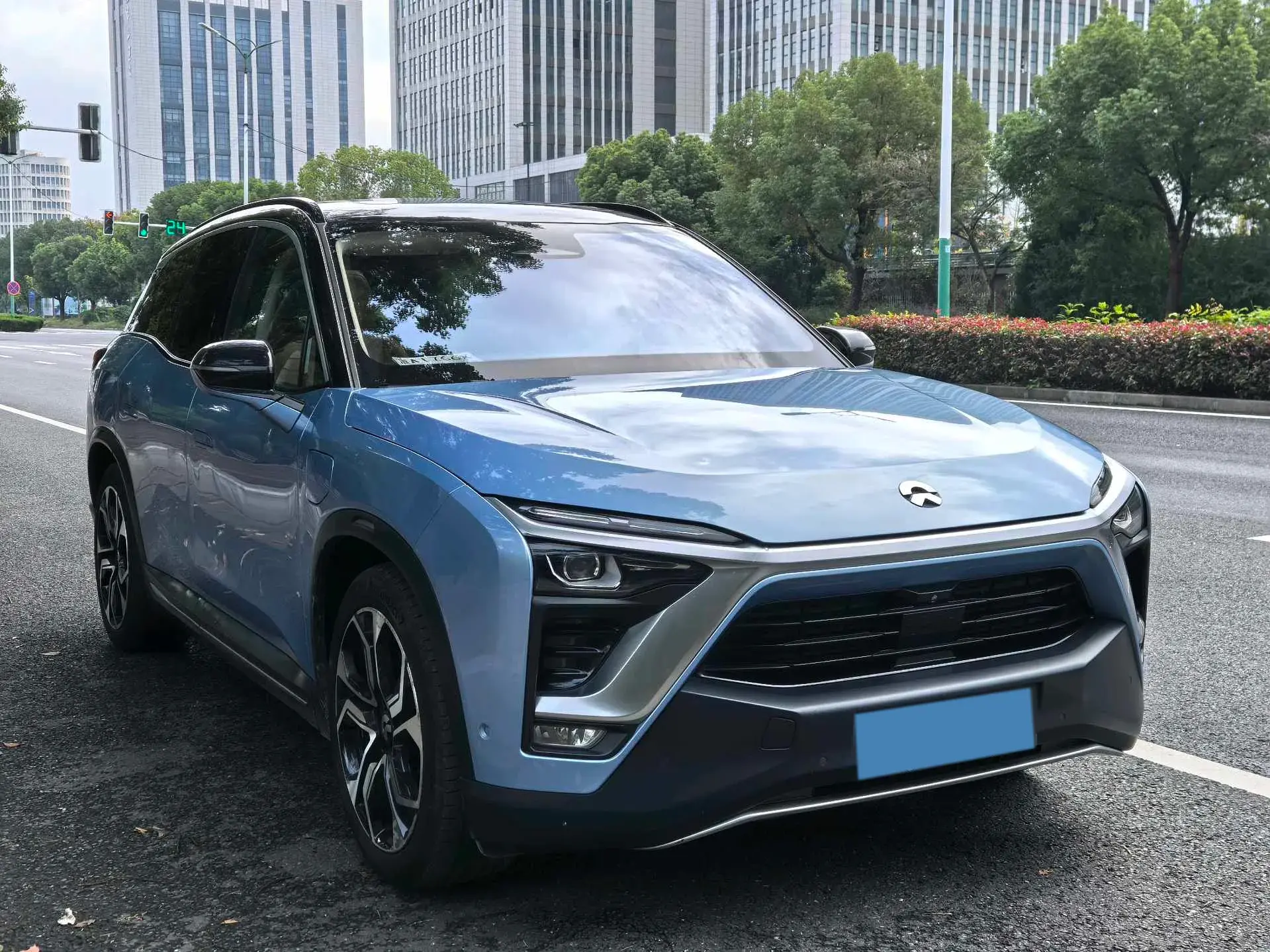 2018 NIO ES8 thumbnail 3