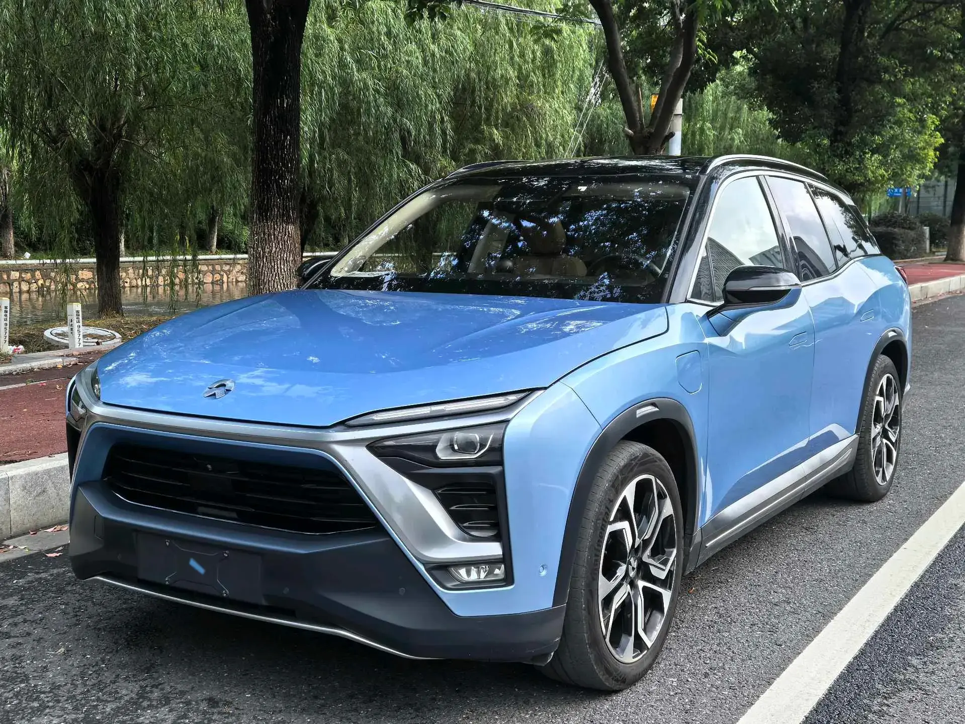2018 NIO ES8 view 1