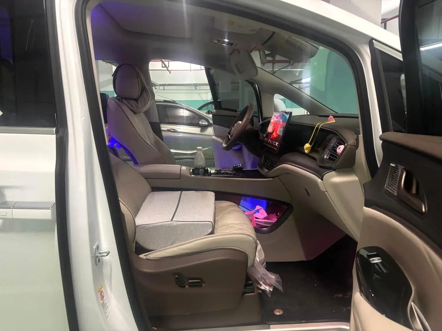 2022 DENZA D9 thumbnail 3