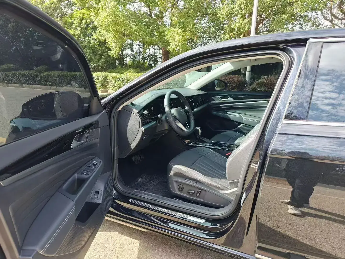 2024 VOLKSWAGEN PASSAT thumbnail 4