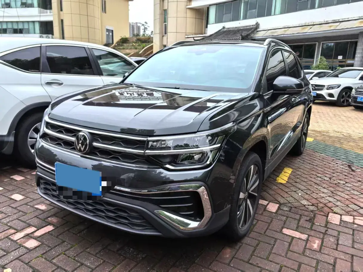 2023 VOLKSWAGEN THARU view 1