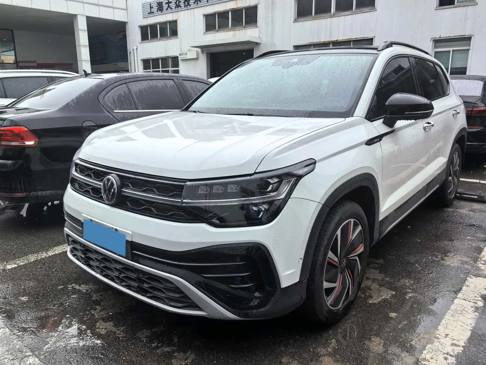 2024 VOLKSWAGEN THARU view 1